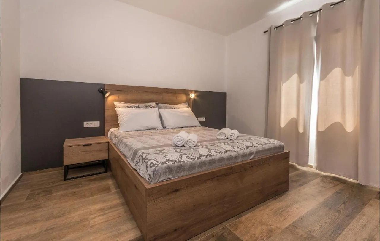 3 Bedroom Amazing Apartment In Turanj